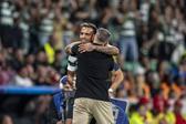 Zalazar abraçado a Rui Borges no Sporting-Galatasaray, jogo em que marcou através de um livre direto - Foto: IMAGO