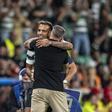 Zalazar abraçado a Rui Borges no Sporting-Galatasaray, jogo em que marcou através de um livre direto - Foto: IMAGO