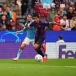 João Cancelo ganha a dianteira a Moussa no Barcelona-Feyenoord da Champions (foto: IMAGO)
