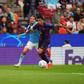 João Cancelo ganha a dianteira a Moussa no Barcelona-Feyenoord da Champions (foto: IMAGO)