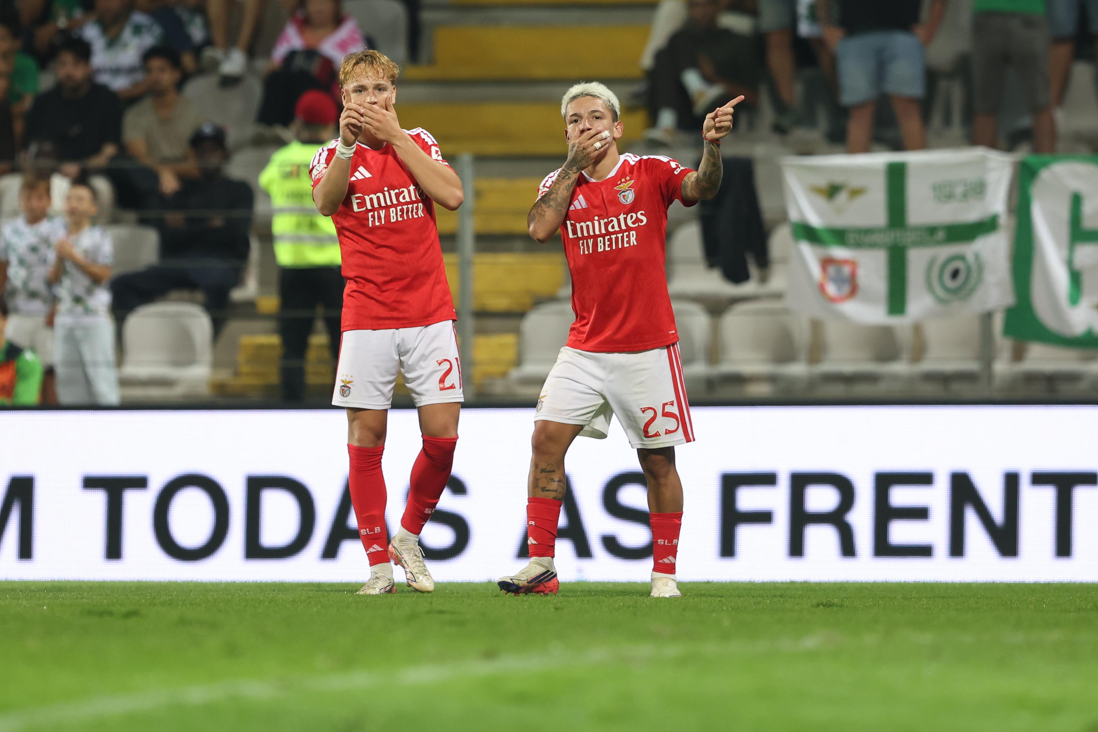 Festa de Prestianni e Schjelderup no Moreirense-Benfica (foto: Kapta+/Catarina Morais)