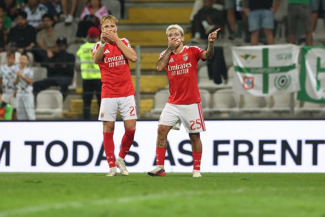 Festa de Prestianni e Schjelderup no Moreirense-Benfica (foto: Kapta+/Catarina Morais)