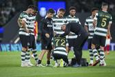 Eduardo Quaresma recebe assistência no Sporting-Galatasaray (foto:  JOSE SENA GOULAO/LUSA)