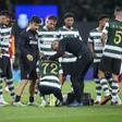 Eduardo Quaresma recebe assistência no Sporting-Galatasaray (foto:  JOSE SENA GOULAO/LUSA)