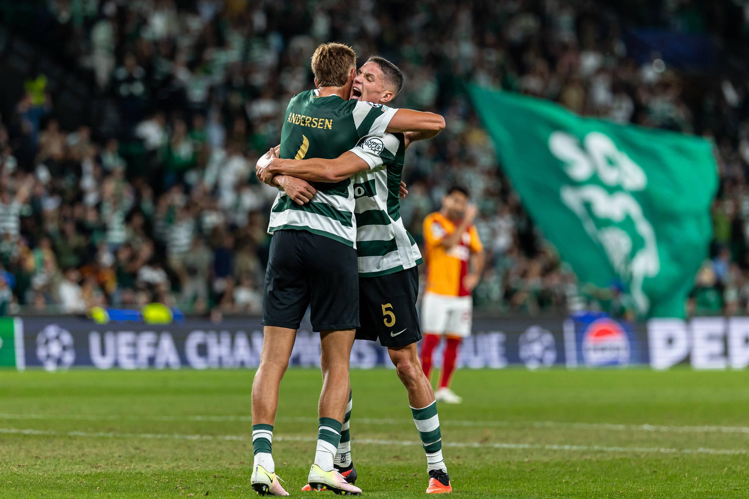 Sergi Altimira a festejar a vitória do Sporting ao Galatasaray na Champions com Silas Andersen