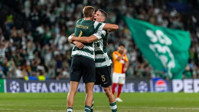 Sergi Altimira a festejar a vitória do Sporting ao Galatasaray na Champions com Silas Andersen