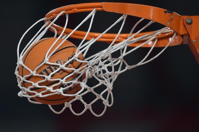 Bola e cesto de basquetebol - Foto: Miguel Nunes