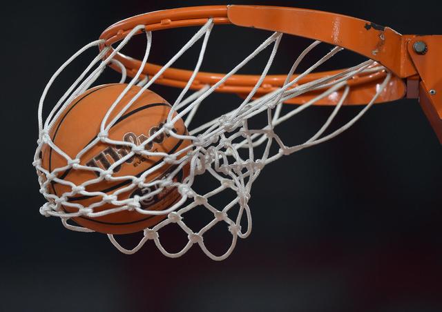 Bola e cesto de basquetebol - Foto: Miguel Nunes
