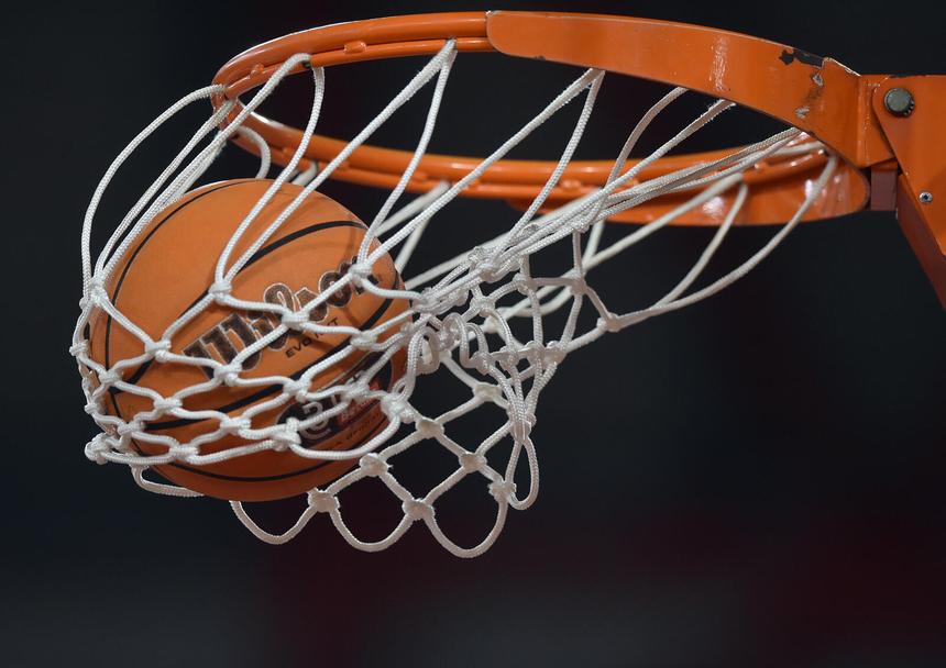 Bola e cesto de basquetebol - Foto: Miguel Nunes