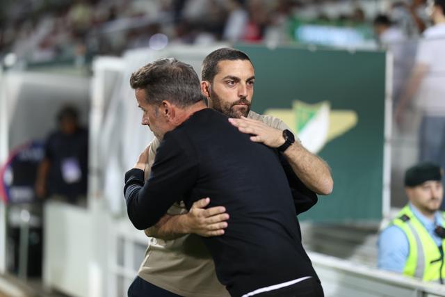 Vasco Botelho da Costa abraça Marco Silva - Foto Catarina Morais/Kapta+