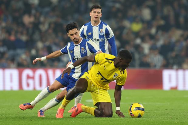 Valdu Té em duelo com Eustáquio, na época passada, no FC Porto-Sintrense - Foto: Catarina Morais / Kapta+