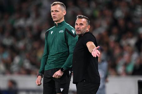 Okan Buruk frustrado no Sporting-Galatasaray - Foto: Imago