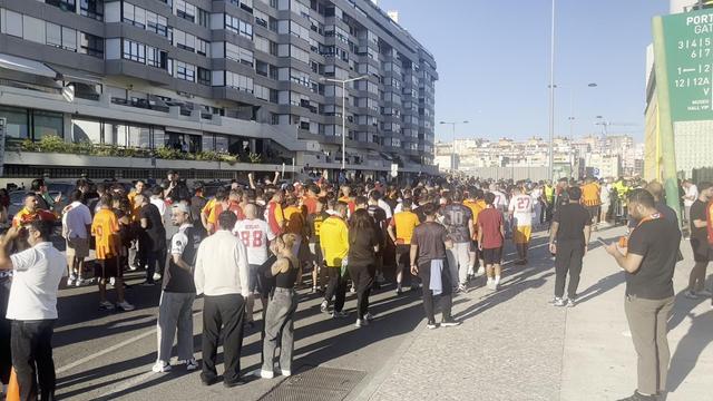 Adeptos do Galataray a chegar ao estádio