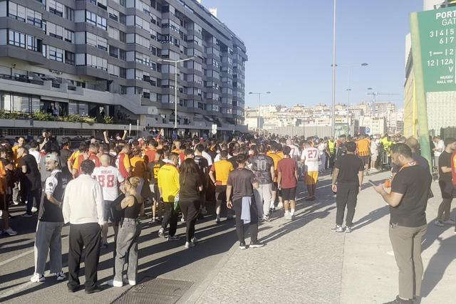 Adeptos do Galataray a chegar ao estádio