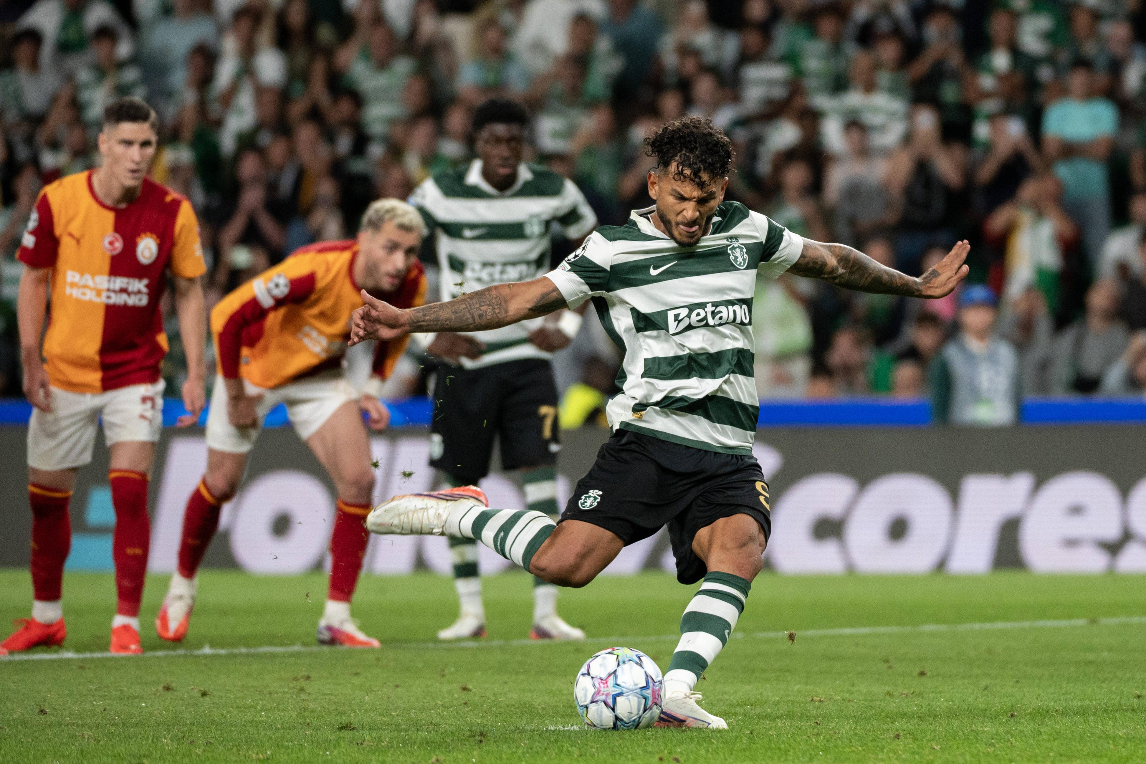 Luis Suárez sofreu e converteu penálti - Foto: IMAGO