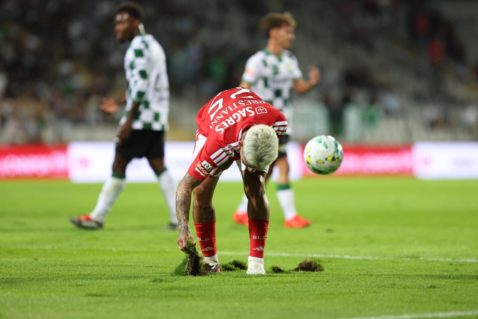 Prestianni inspeciona relvado do estádio do Moreirense - Foto: Catarina Morais/Kapta+