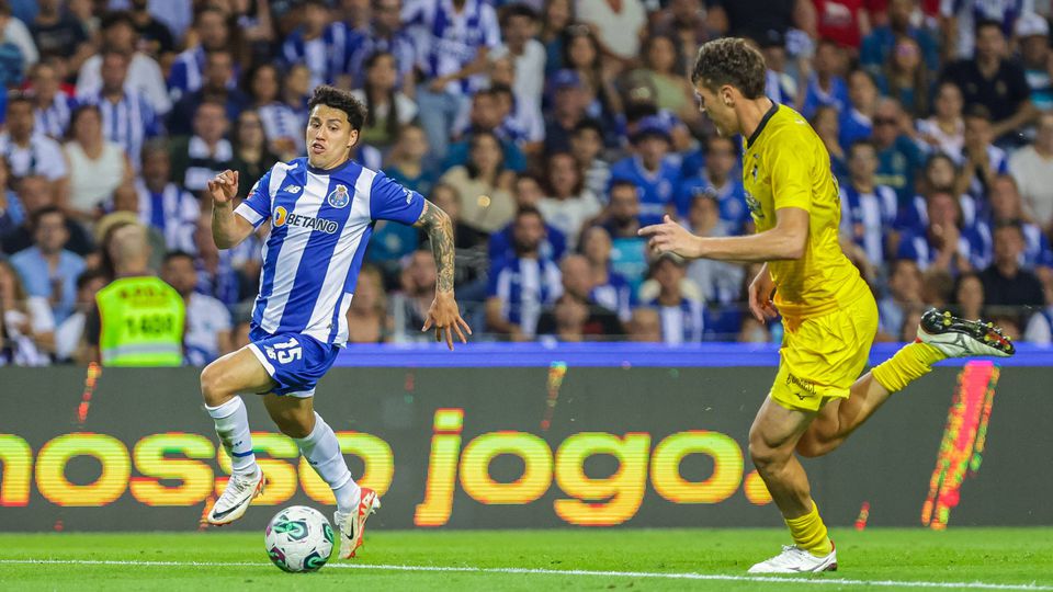 FC Porto: Jorge Sánchez à(s) direita(s) e João Mário todo o terreno