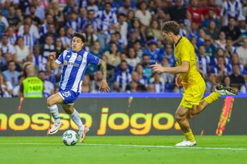 FC Porto: Jorge Sánchez à(s) direita(s) e João Mário todo o terreno