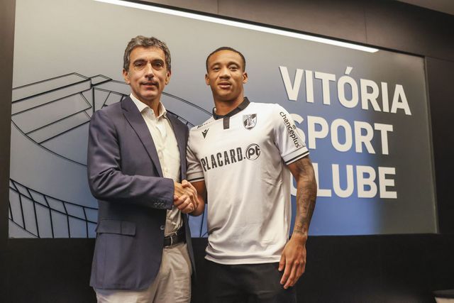 OFICIAL: Clinton Udeh reforça o V. Guimarães