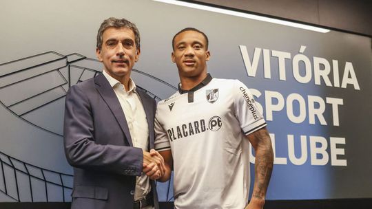 OFICIAL: Clinton Udeh reforça o V. Guimarães