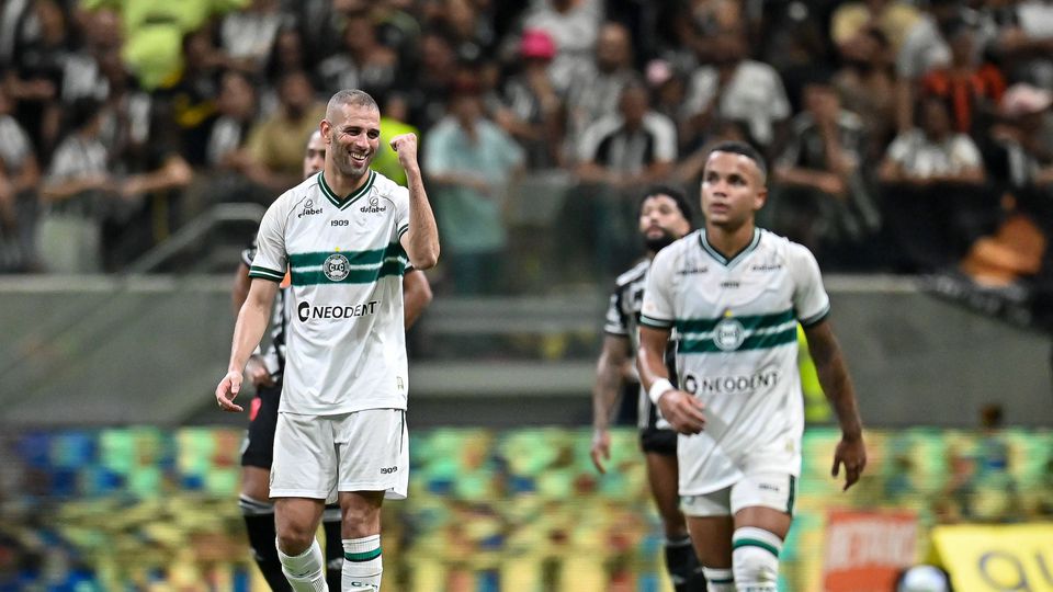 Slimani decisivo na vitória do Coritiba, que deixa a lanterna vermelha