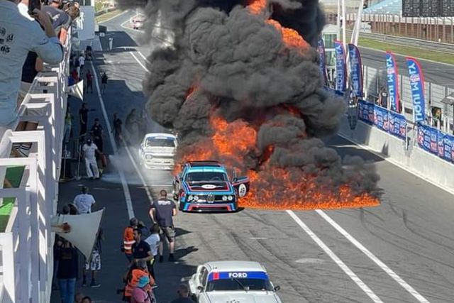 Imagens incríveis e grande susto: o momento em que um carro se incendiou no Estoril Classics (vídeos)