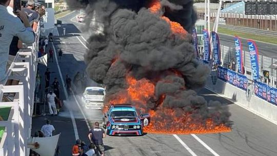 Imagens incríveis e grande susto: o momento em que um carro se incendiou no Estoril Classics (vídeos)