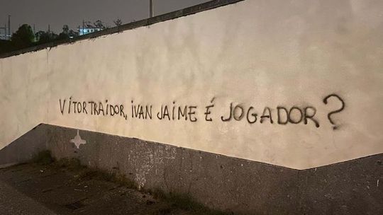 Villas-Boas e Vítor Bruno mencionados em novos grafitis junto ao Dragão