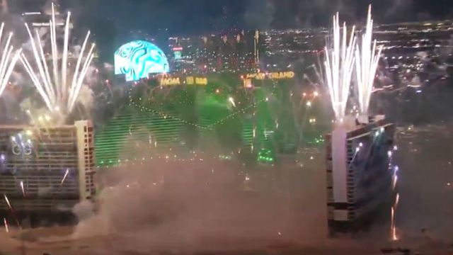 Fogo de artifício antes da implosão do casino Tropicana em Las Vegas