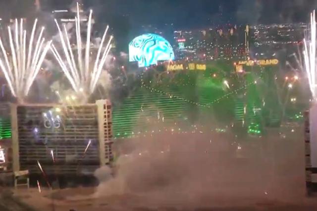 Fogo de artifício antes da implosão do casino Tropicana em Las Vegas