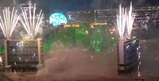 Fogo de artifício antes da implosão do casino Tropicana em Las Vegas