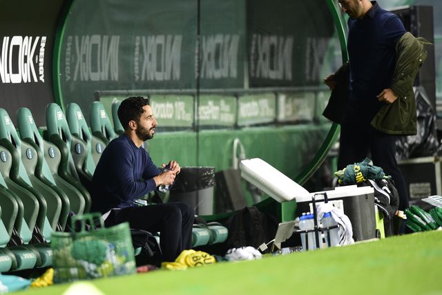 Jogar dominó com Hugo Viana