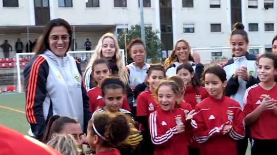 Equipa feminina do Benfica visita jogadoras das camadas jovens