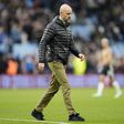 Ten Hag manda construir muro para manter treinos do Man.United em segredo