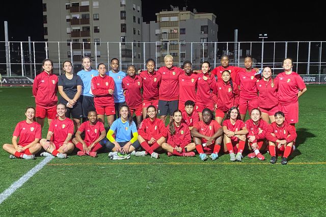 O plantel de seniores femininos do Estrela da Amadora recebeu a visita da antiga jogadora Filipa Silva. Foto: D.R.