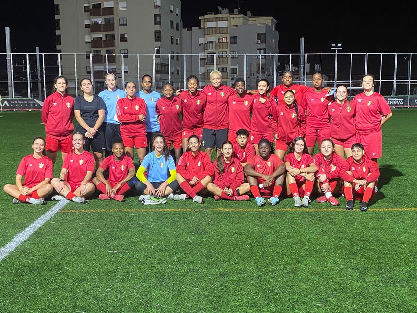 O plantel de seniores femininos do Estrela da Amadora recebeu a visita da antiga jogadora Filipa Silva. Foto: D.R.