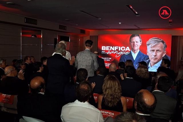 Van Gaal presente na apresentação do diretor-geral de Mayer