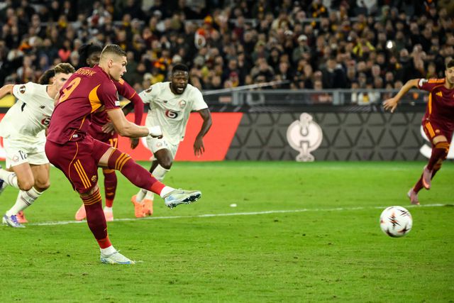 Artem Dovbyk falha o primeiro penálti frente ao Lille