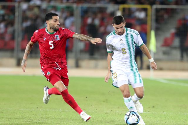 Omar Mascarell  e Aouar em ação durante um encontro entre Guiné Equatorial e Argélia, em 2024
