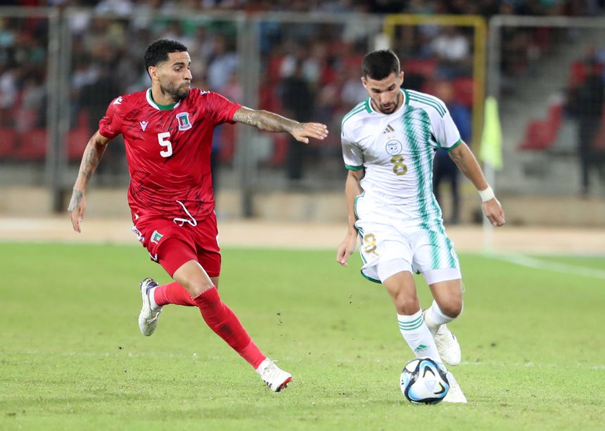 Omar Mascarell  e Aouar em ação durante um encontro entre Guiné Equatorial e Argélia, em 2024