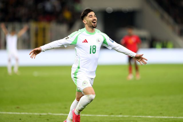 Amoura festeja com a camisola da Argélia