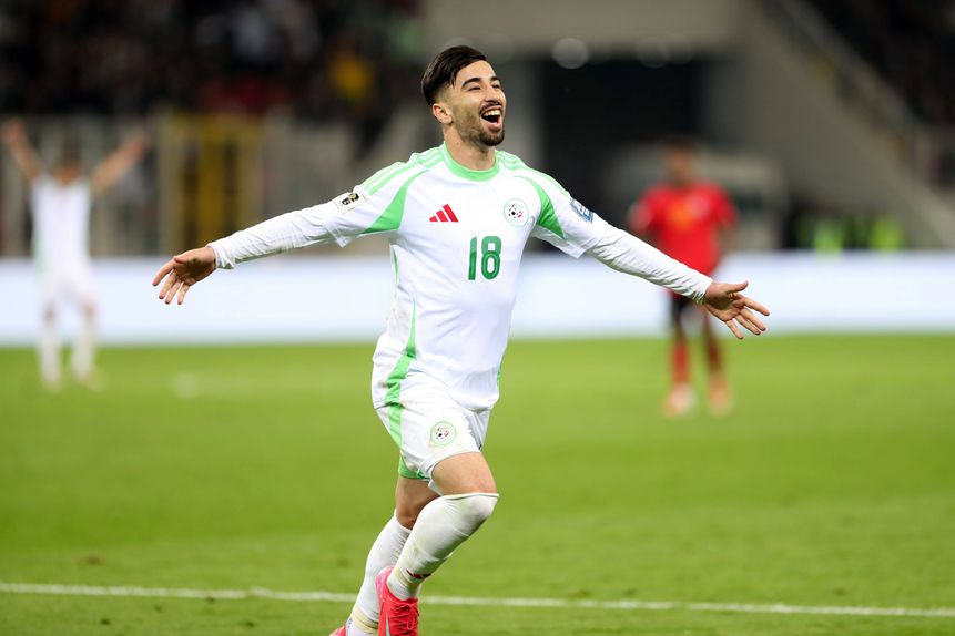 Amoura festeja com a camisola da Argélia