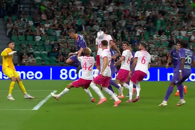 O lance entre Hjulmand e Lagerbielke na área do Sporting