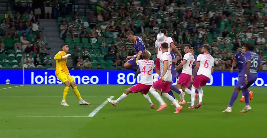 O lance entre Hjulmand e Lagerbielke na área do Sporting