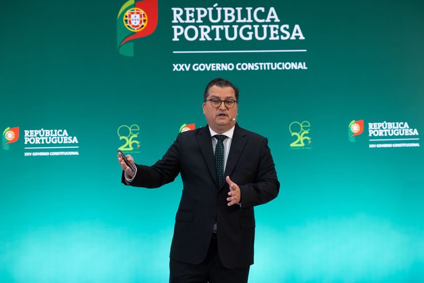 Joaquim Morais Sarmento, ministro das Finanças, apresenta o OE2026 - Foto: EPA/JOSE SENA GOULAO