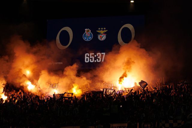 Momento de pirotecnia durante o clássico entre FC Porto e Benfica, a contar para a Liga
