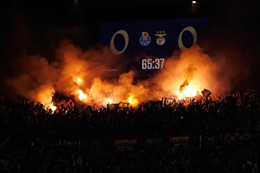 Momento de pirotecnia durante o clássico entre FC Porto e Benfica, a contar para a Liga