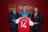 Hasan Çetinkaya, Gyokeres e Jonathan Chalkias no dia da apresentação do avançado no Arsenal - Foto: ARSENAL