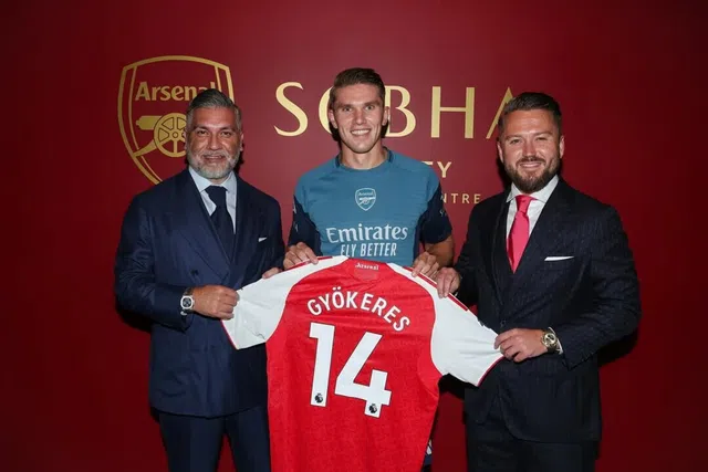 Hasan Çetinkaya, Gyokeres e Jonathan Chalkias no dia da apresentação do avançado no Arsenal - Foto: ARSENAL