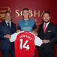 Hasan Çetinkaya, Gyokeres e Jonathan Chalkias no dia da apresentação do avançado no Arsenal - Foto: ARSENAL